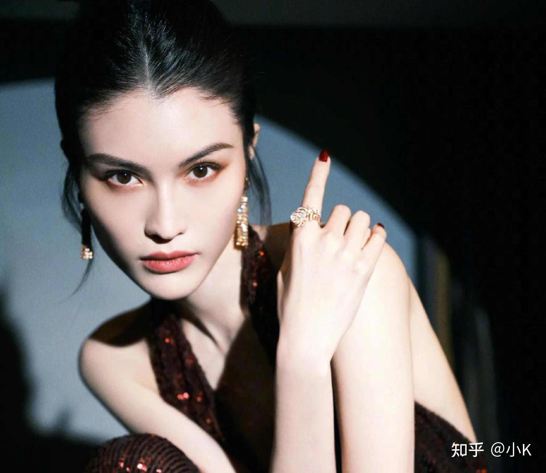 2014年,何穗发出一张照片,表明了自己已经注册结婚.