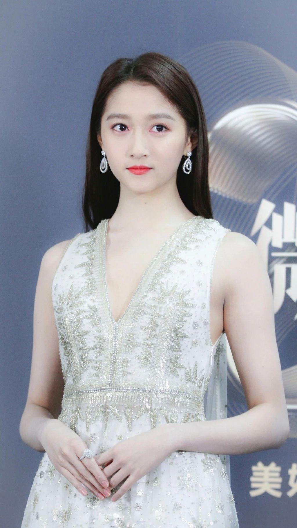 关晓彤壁纸颜值高就是任性无论哪个造型都很好看