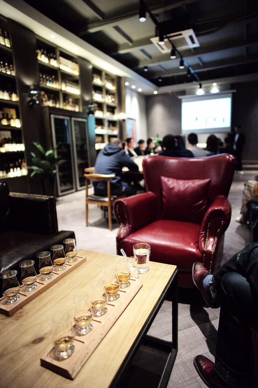 一个威士忌静吧有一个独立的二楼,想要做高年份威士忌的活动,大家有