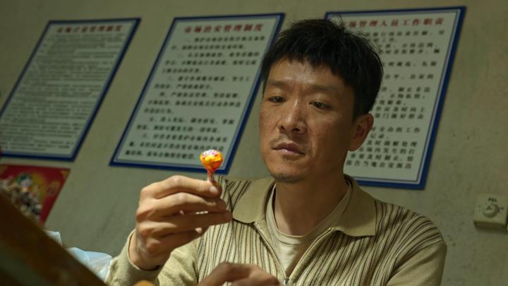 狂飙:看懂老默为啥爱吃棒棒糖,就明白他的悲剧从一开始就已注定 - 知乎