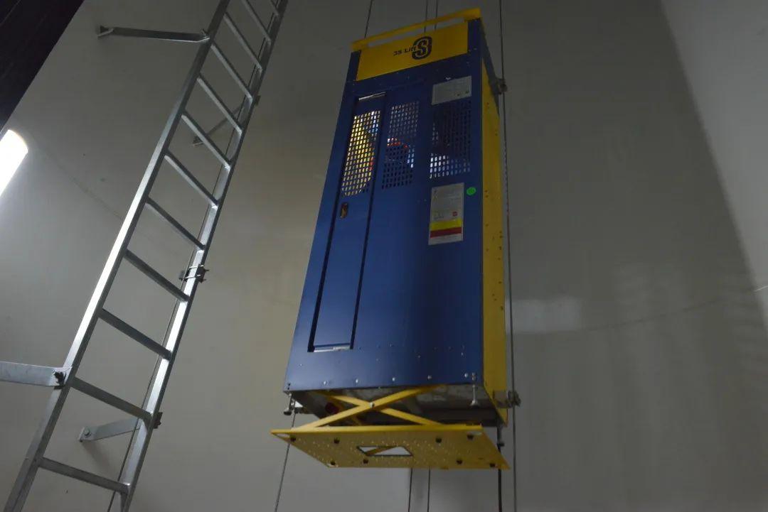 风机专用电梯和普通民用电梯不同,是由全封闭轿厢,牵引系统,驱动电机