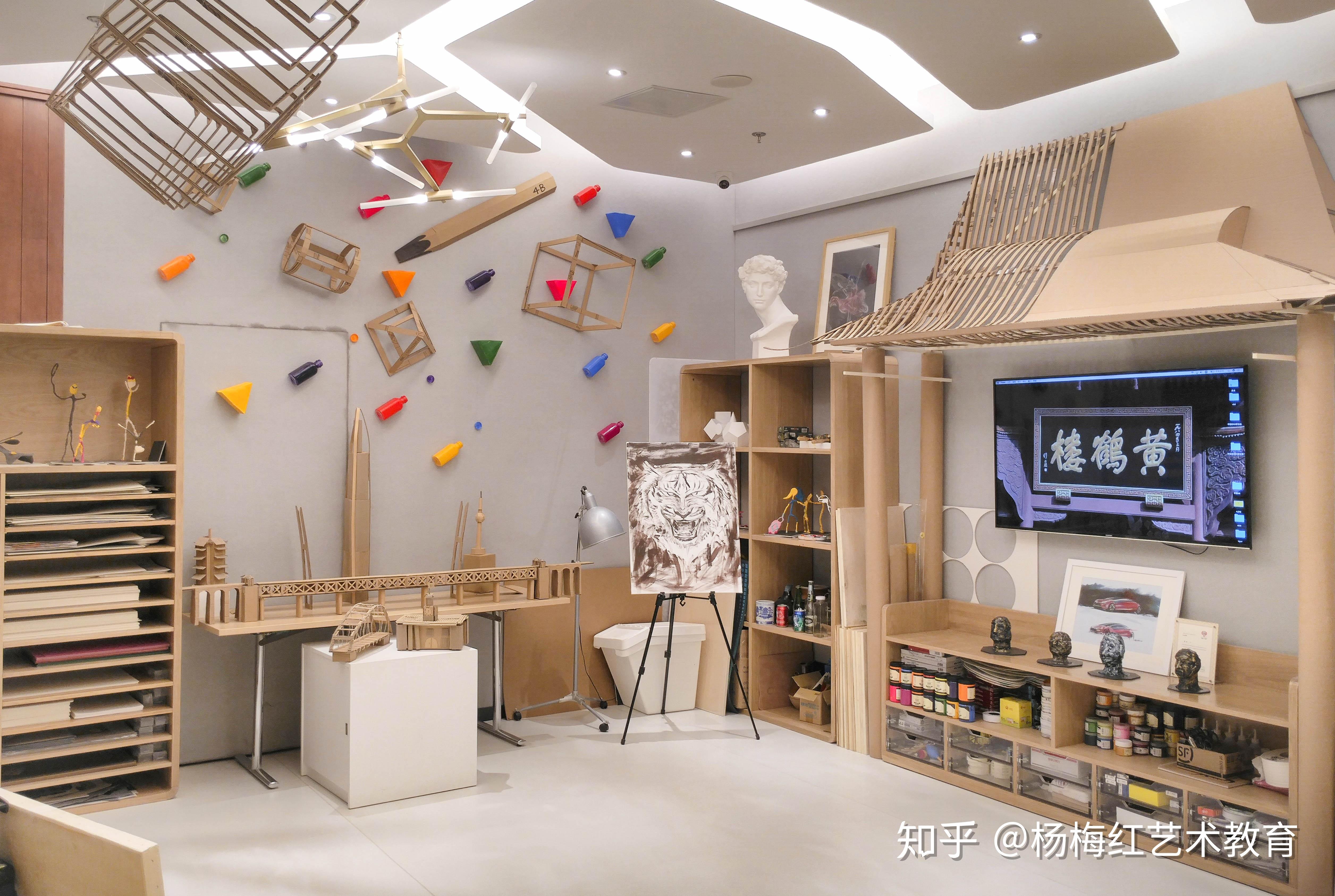 杨梅红的教室为什么隔一段时间就换布置?