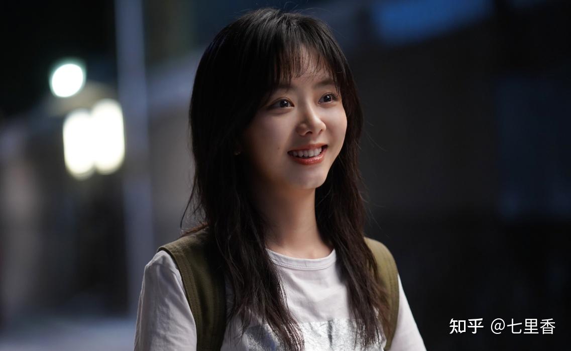 要说谭松韵演女学生,网友想到最多的应该是前两年播放量比较高的《以