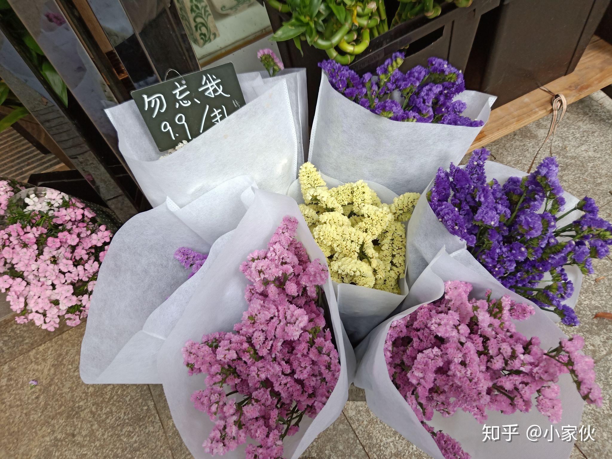 感覺不出幾百米,就能看到琳琅滿目的鮮花,一束束都被包紮的無限美好.