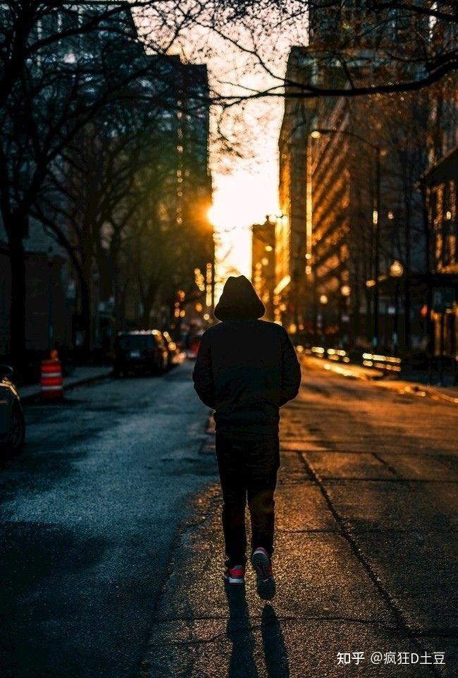 生活如此艰难我们应该安静的离开还是继续留下来