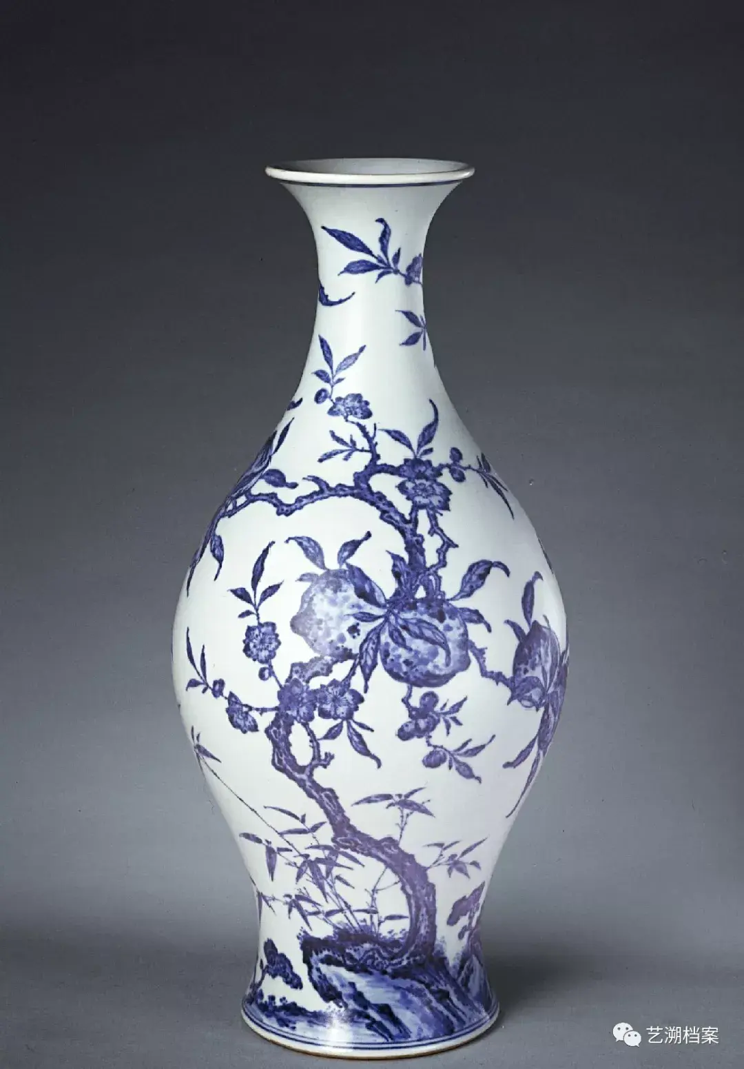 厚重古拙与轻盈秀丽的雍正青花瓷