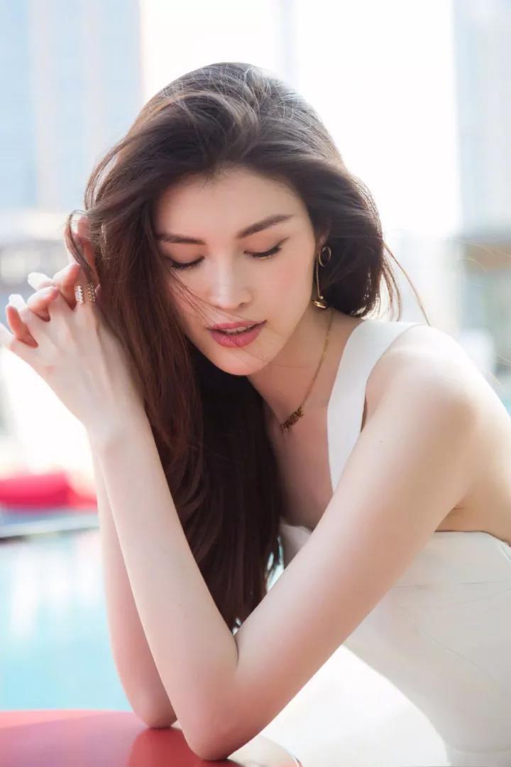 你可能还不知道维密天使何穗也在众人面前暴露了尴尬的一面