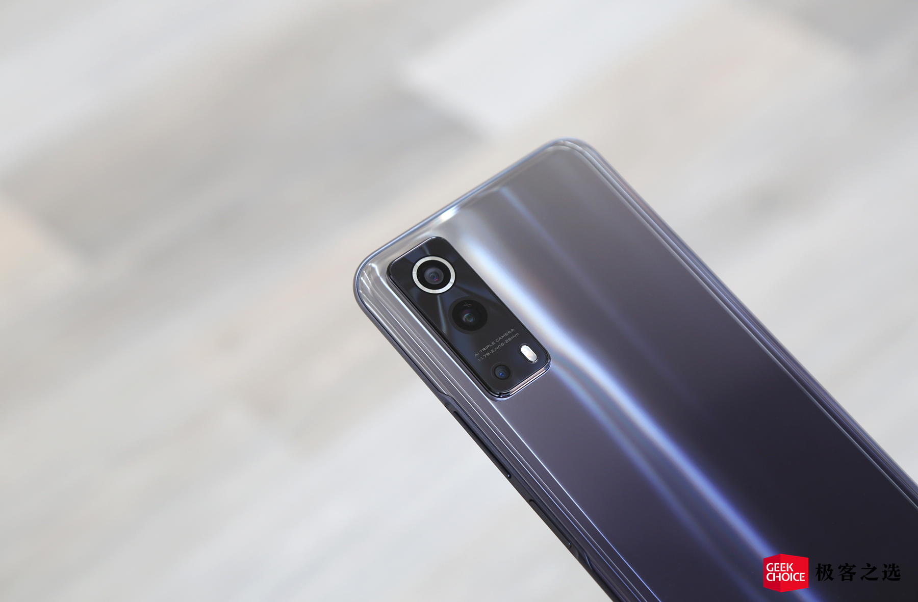 自拍方面,iqoo z3 前置摄像头为 1600 万像素,f/2.