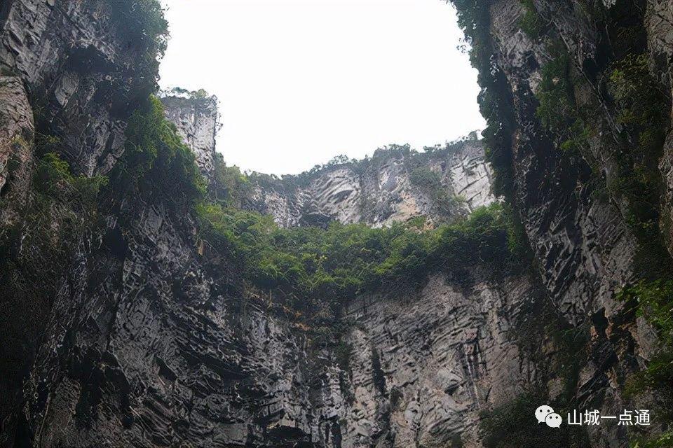 市奉節縣天坑地縫景區東南,奉節縣龍橋土家族鄉境內的崇山峻嶺之中