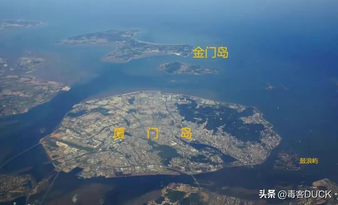 孤懸於廈門島東海外,扼廈港咽喉,為閩南天然屏障,東望臺灣,西對廈門