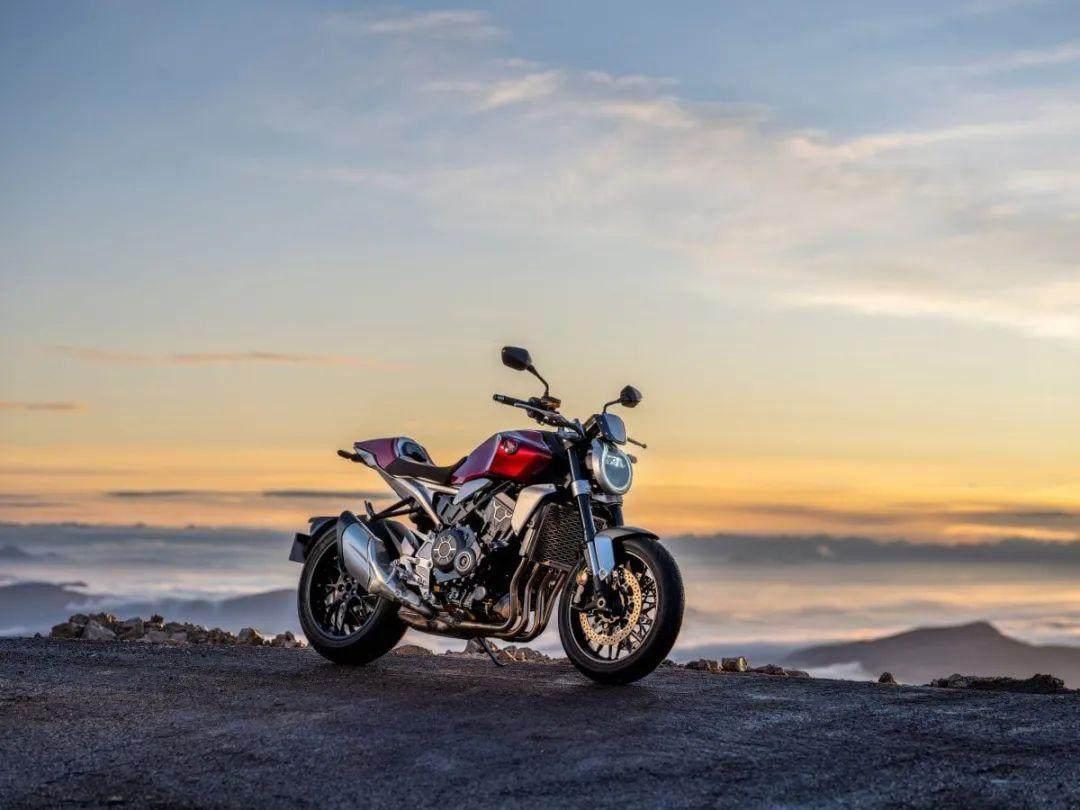 当代年轻人装酷新方式一起去骑野摩托