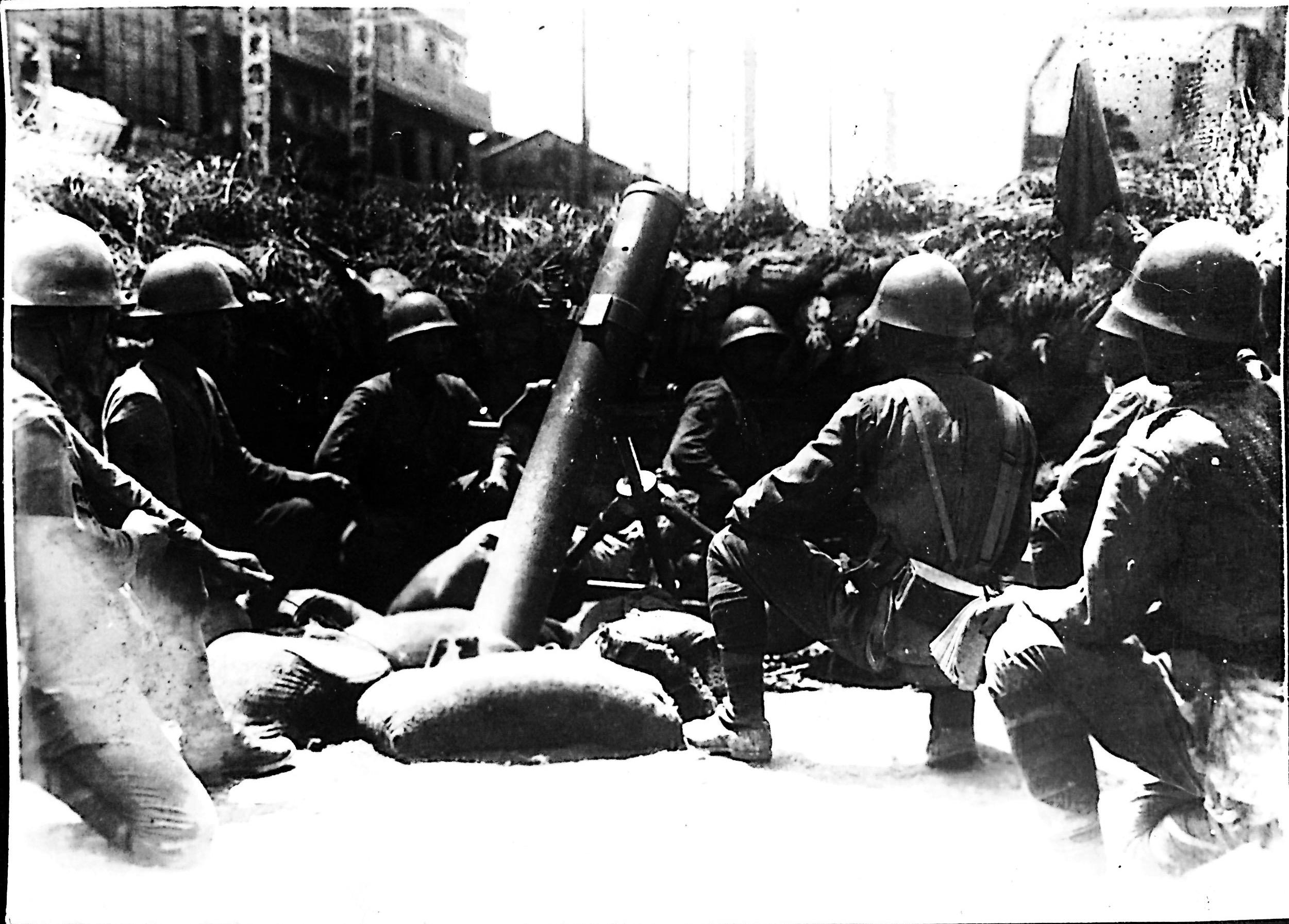 老照片：日军在淞沪会战中进攻的瞬间，展现了恶魔的侵略之路