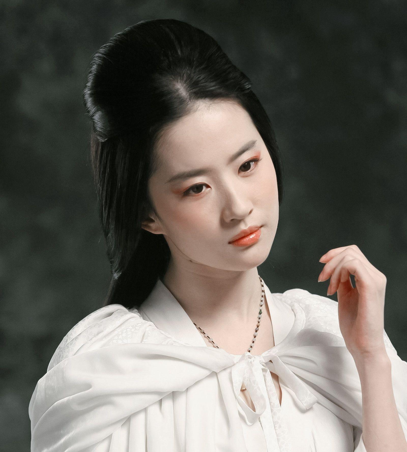 刘亦菲的眼睛不大,鼻子也不挺,唇形不算标准,为何却那么仙? - 知乎