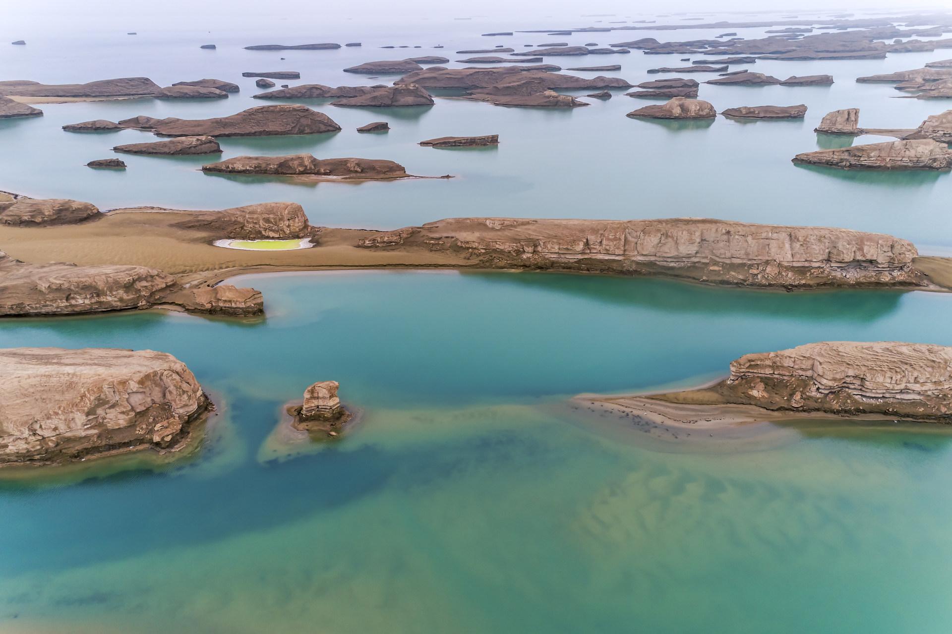 目前免票进入,来到这里,你会发现,翡翠湖它并不是一个完整的湖泊,而是