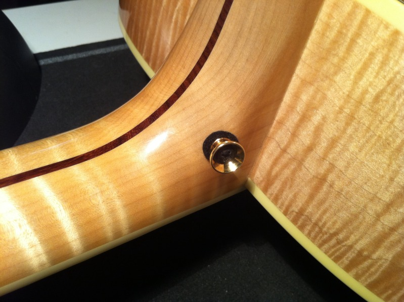 吉普森民谣吉他背带钉装在哪里