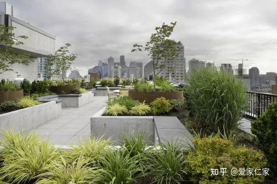 屋顶花园的设计要因地制宜,要以实用,安全,美观为设计原则,利用自家