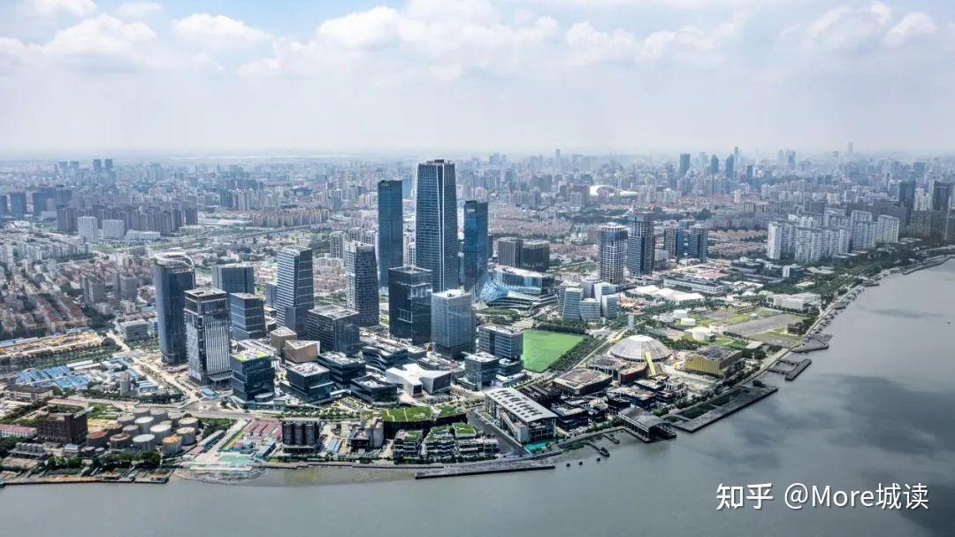 从位置来看,位于徐汇中城功能区与西岸传媒港之间,西侧是云锦东方二期