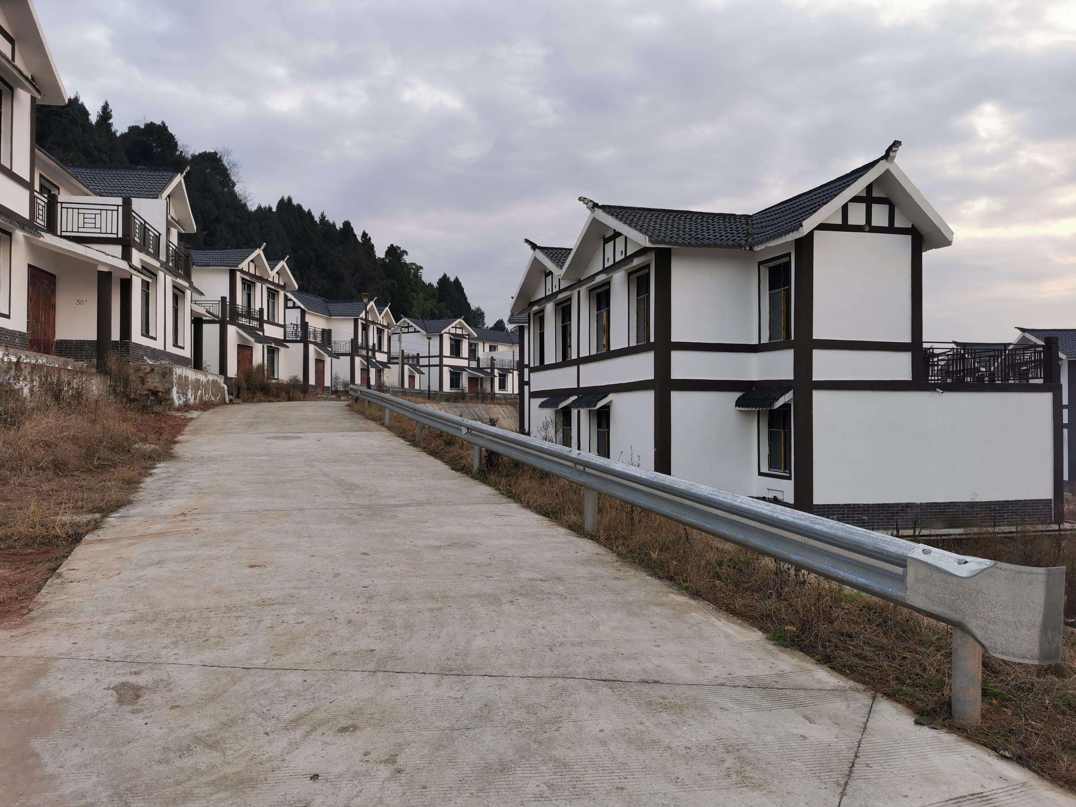 四川南充农村悬崖上的古迹历时3年才建成结构十分巧妙