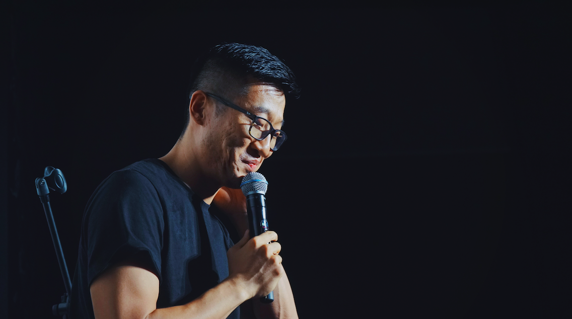 第一次见到 rock 是在上海源咖啡的开放麦,他穿着绿色 t 恤,一个人站