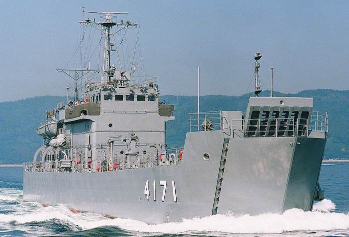 人工操作的m61 20mm火神多管近防炮×1日本海上自卫队 由良级登陆舰