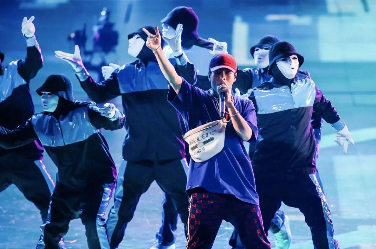 天猫双11晚会上,唱跳作俱佳的当红偶像王嘉尔,搭档美国顶底假面舞团