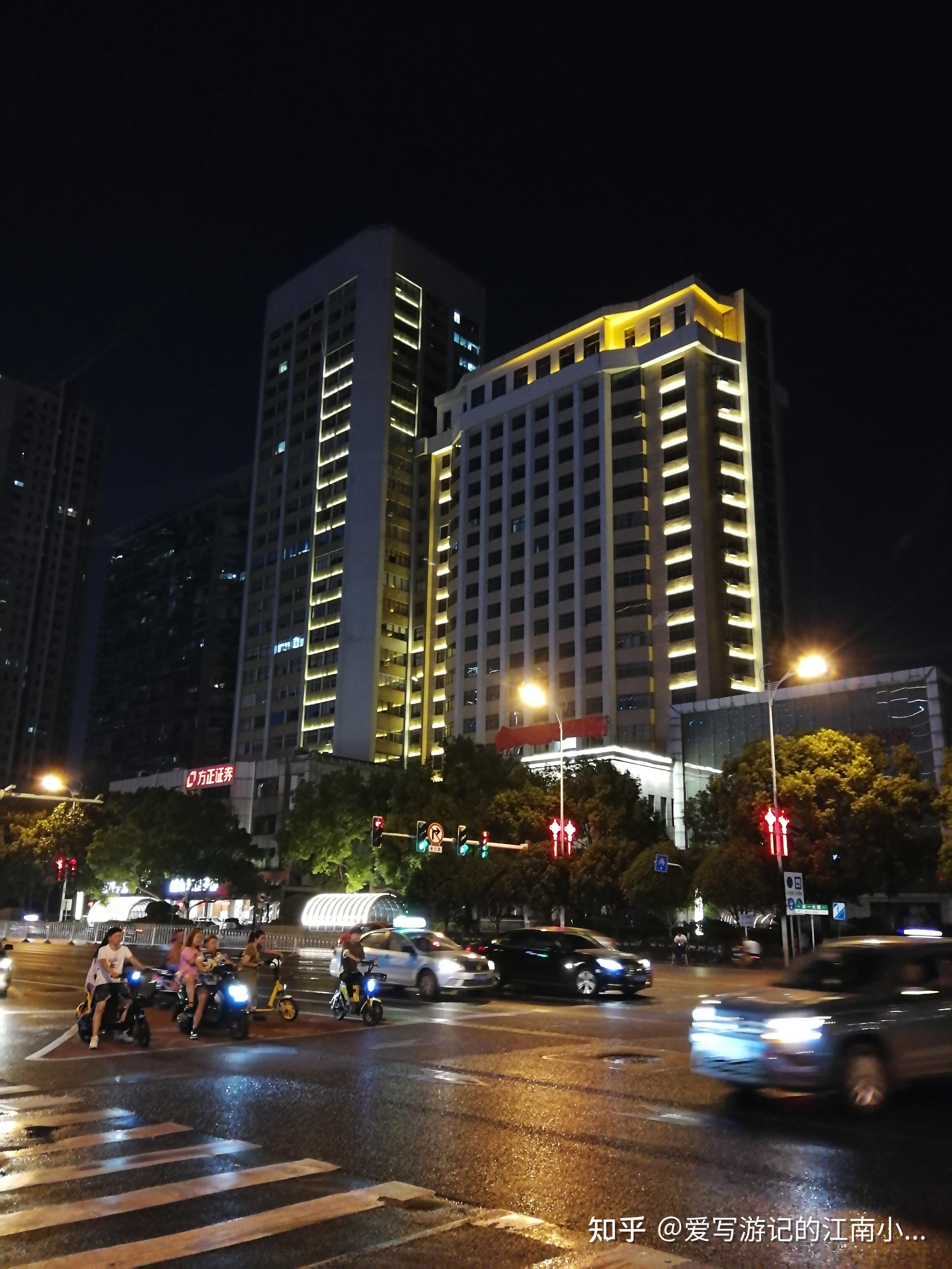 围绕省城黄兴广场步行很费劲消耗的卡路里被一份猪手轻松补回