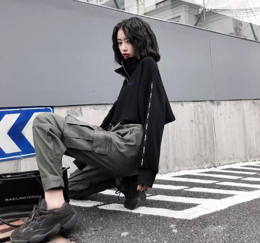 什么样的女人适合穿工装休闲裤 v2-272bf8e317e2457f377315a9a19ed9fc_r.jpg