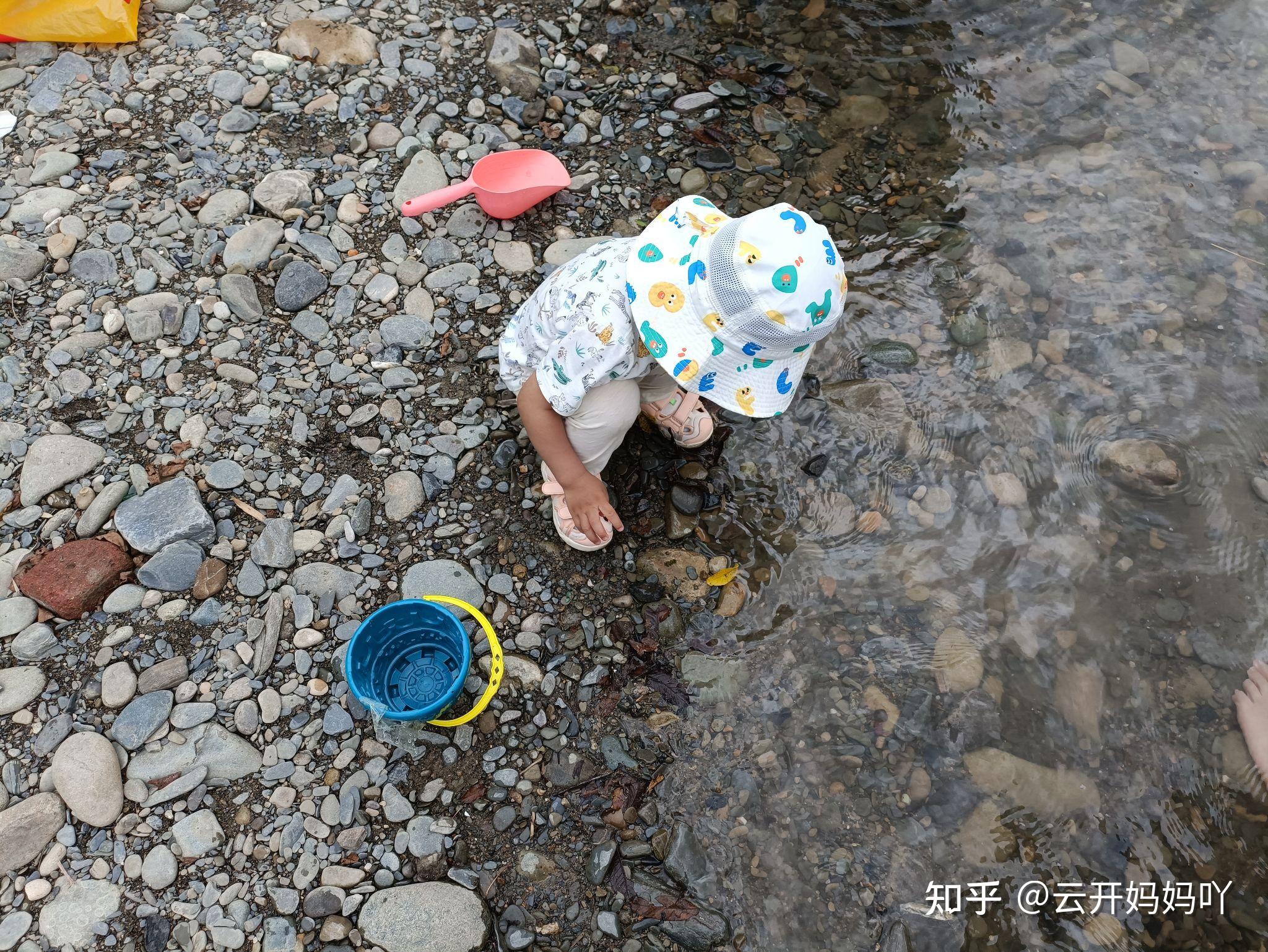 小孩河里玩水图片