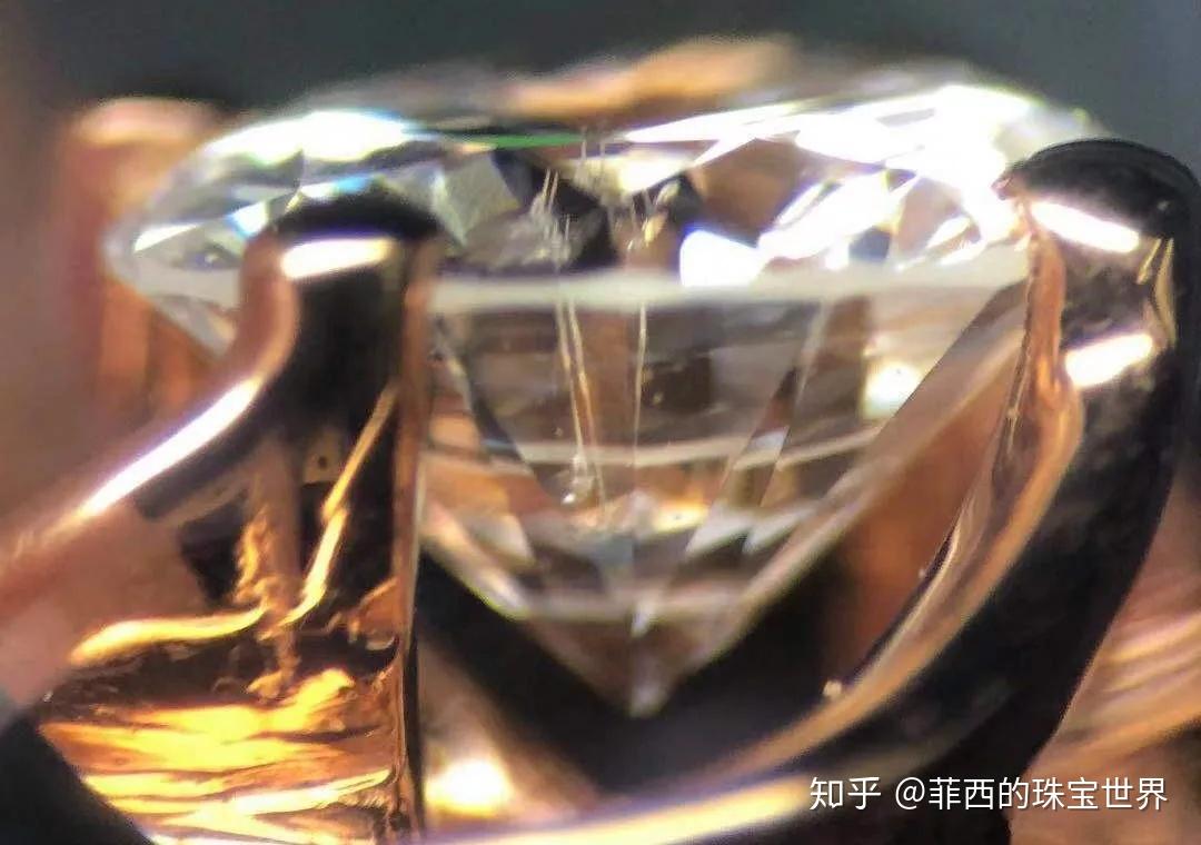 钻石中的激光钻孔什么样?