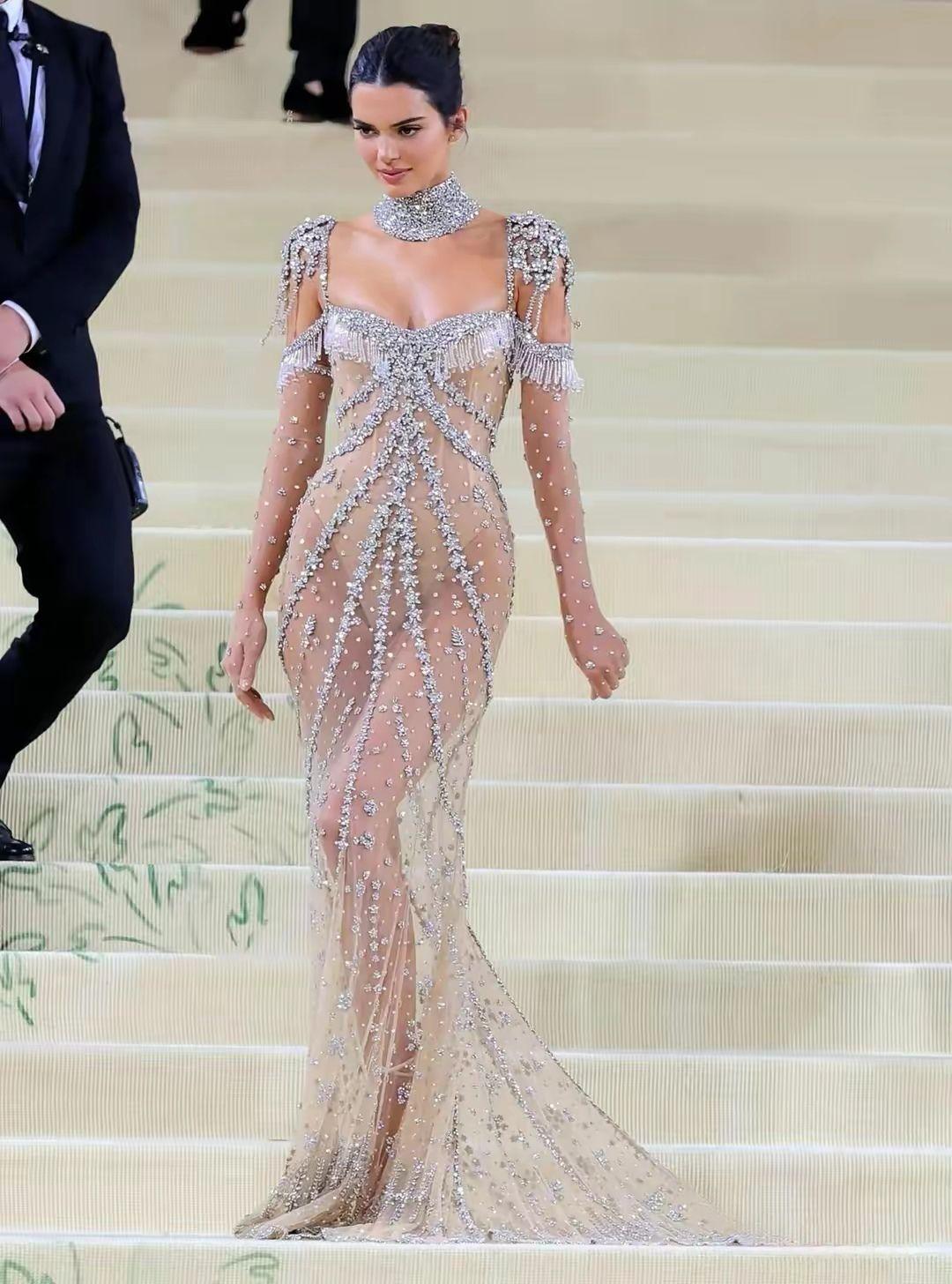 肯达尔·詹娜(kendall jenner)一袭givenchy镶嵌水晶透视装成为红毯上