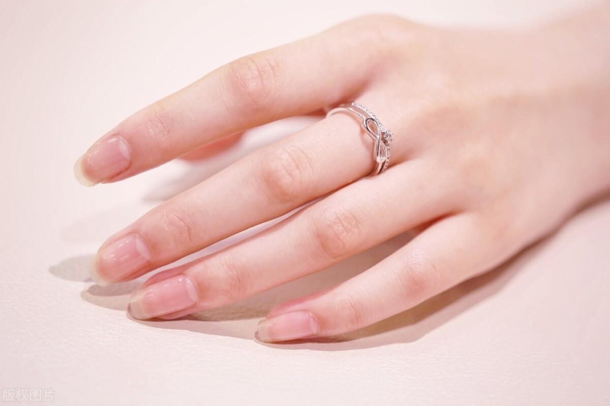 男带结婚戒指在哪个手指，男士结婚戒指戴哪根手指