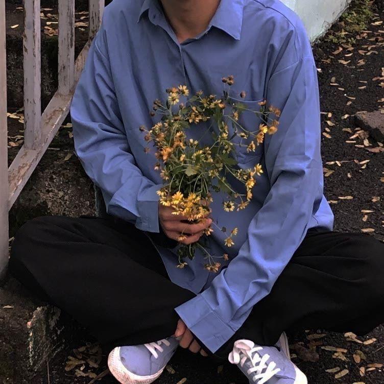 有没有手捧鲜花的男生壁纸啊?