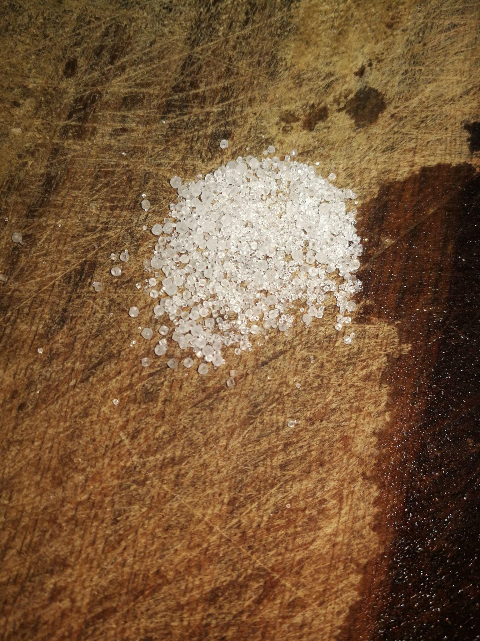 拼多多买的中盐盐结晶颗粒是球体球形圆形的正常吗