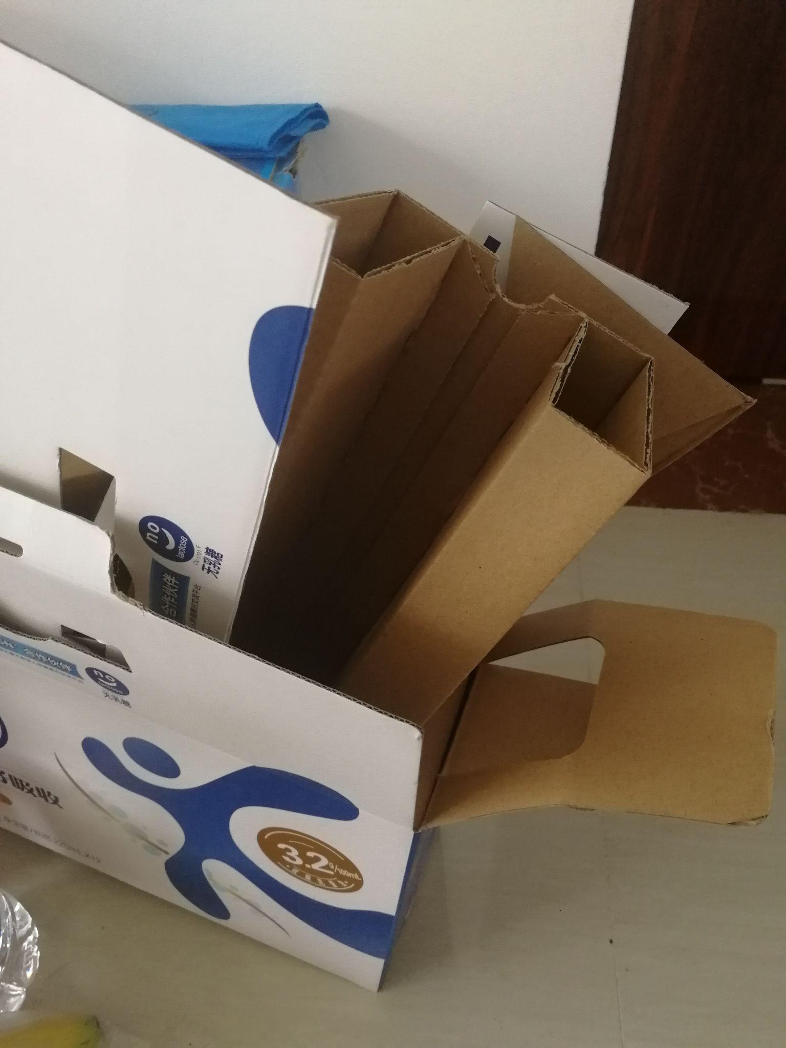 牛奶包装箱改造成笔记本电脑支架