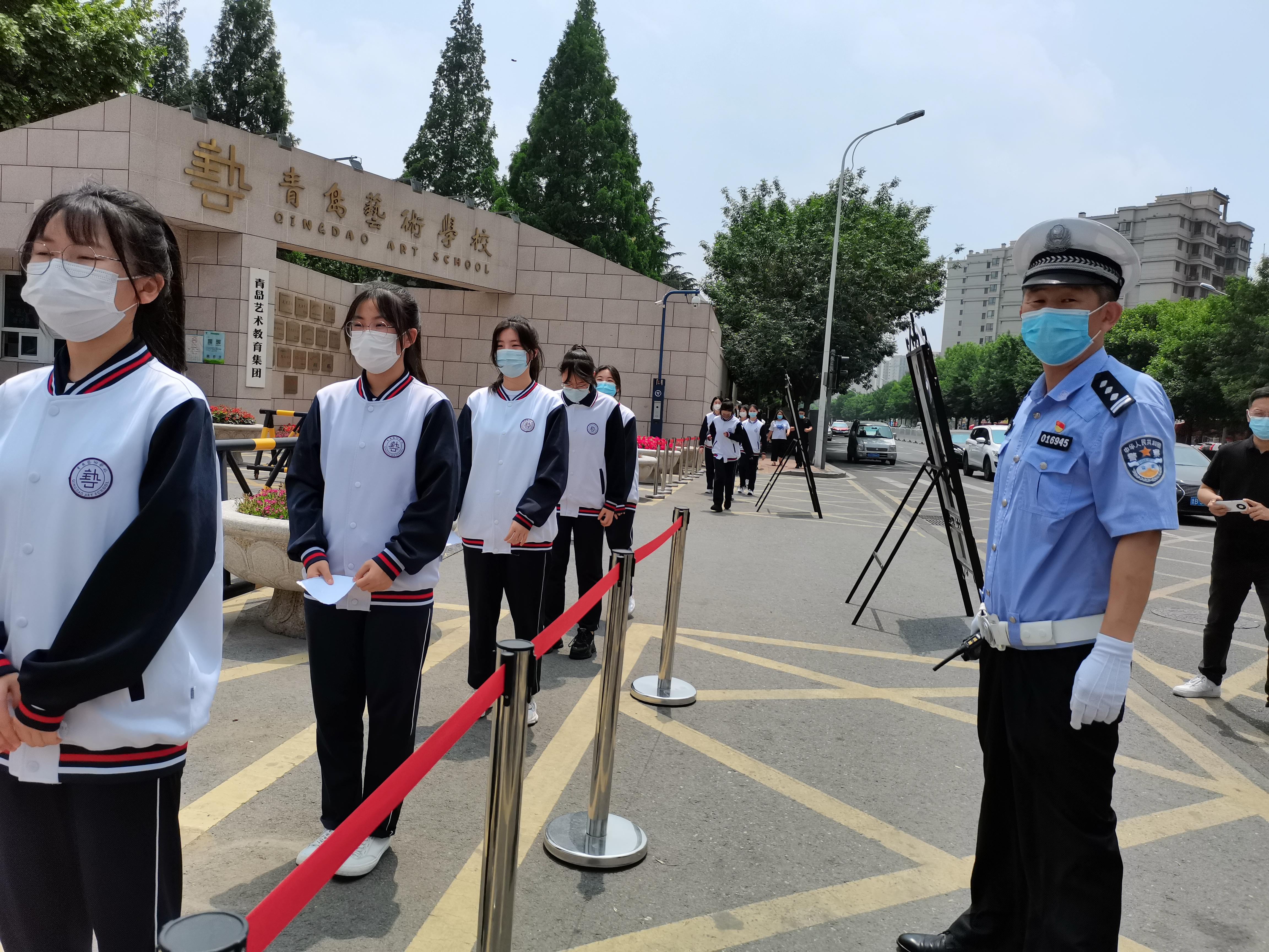 青岛艺校高考考点进行应急演练交警就李沧区三处考点周边道路出行进行