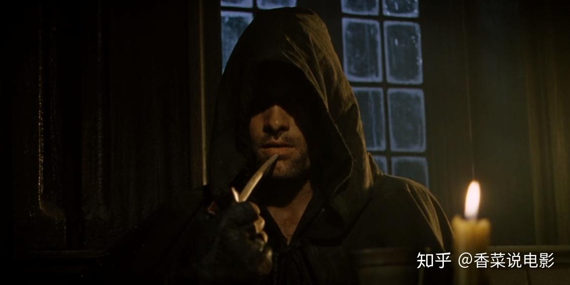 接着说电影,弗罗多他们听从汤姆的建议,来到布理的跃马客栈,客栈老板