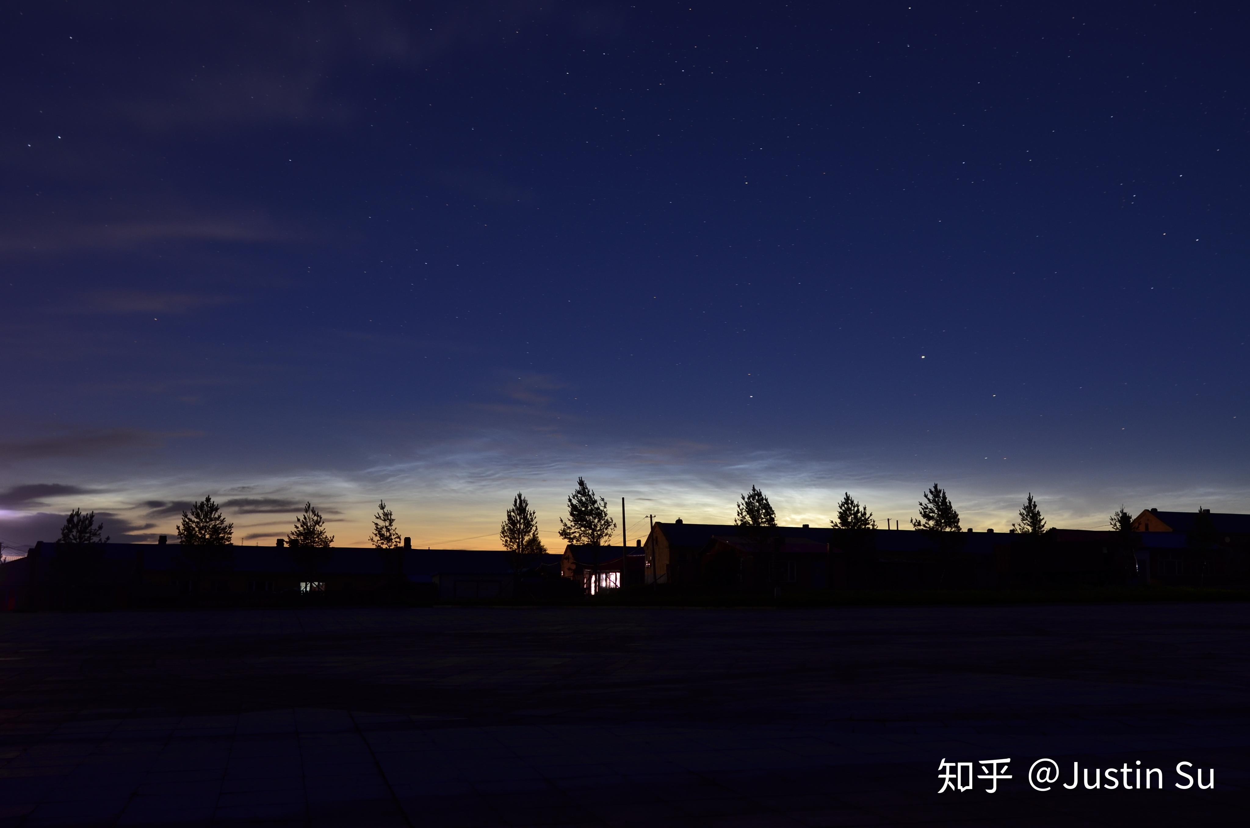 夜光云是位于高层大气中的细小冰晶反光,形成的自然现象.