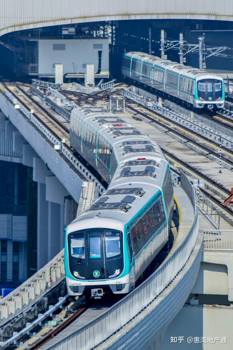 先做个对比,深圳的另外一条地铁快线,11号线,全长51公里,设站18座,从