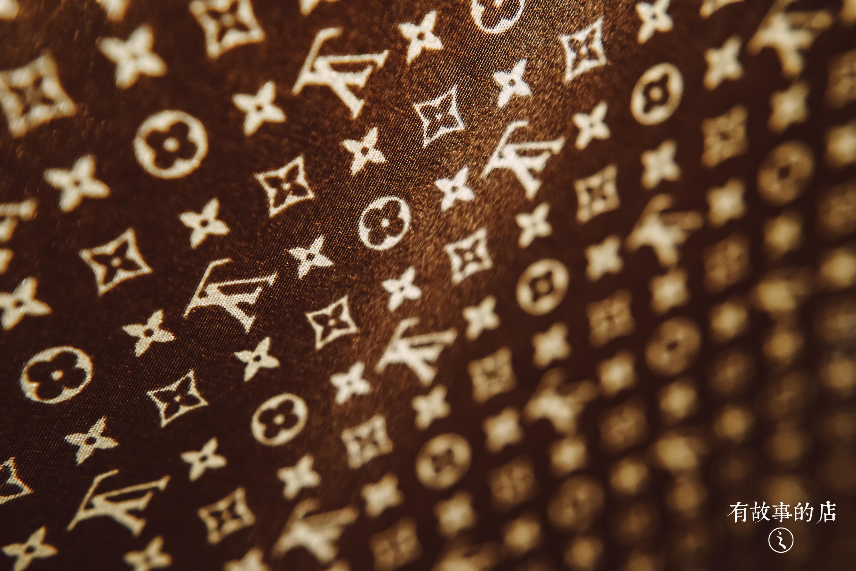 经典的lv花纹被印在伞面上,遇水开花的画面感瞬间袭来.