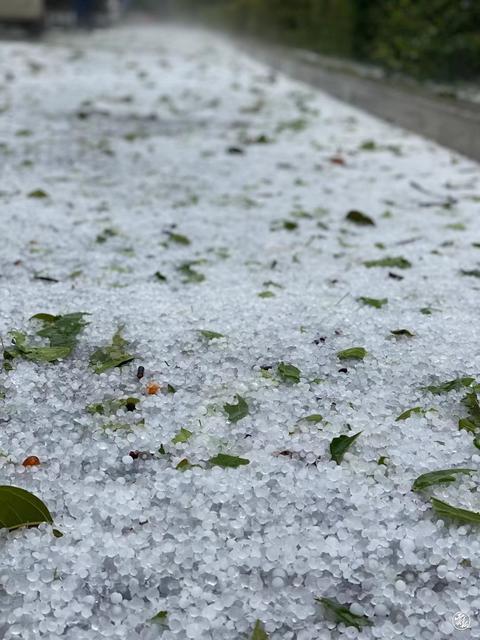冰雹突袭文山市区道路变冰河昆明的强对流天气也在路上了
