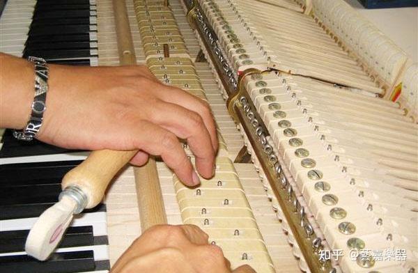 学会钢琴调律技巧：如何确保音准完美