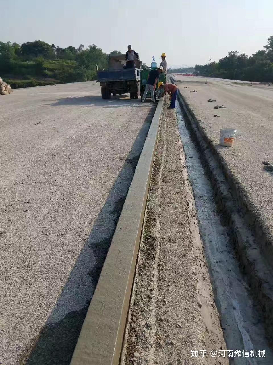 公路拦水带施工设备