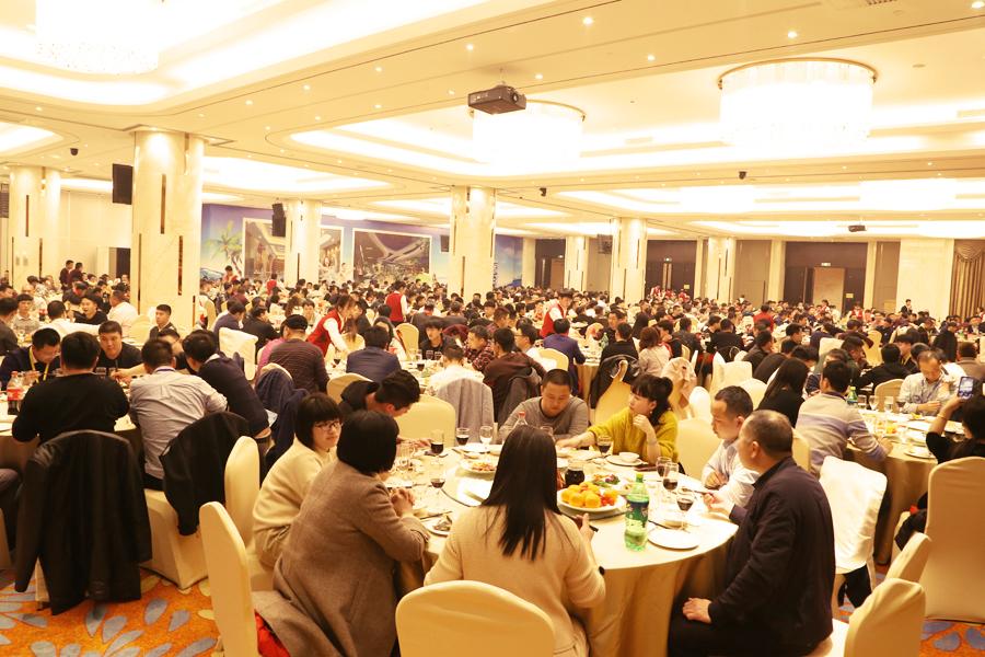 庆功晚宴:视贝家人共举杯