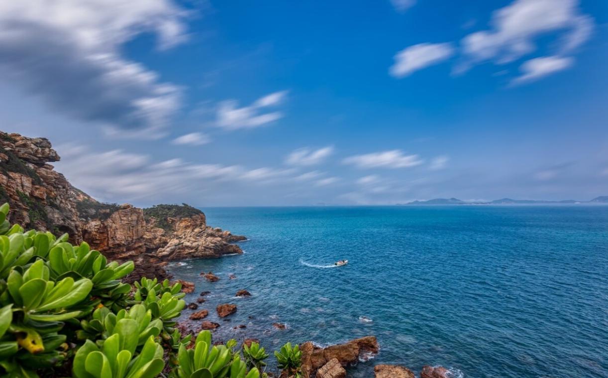 這裡既有溫柔的沙灘又有狂野的海崖這裡是深圳的天涯海角這裡陽光微醺