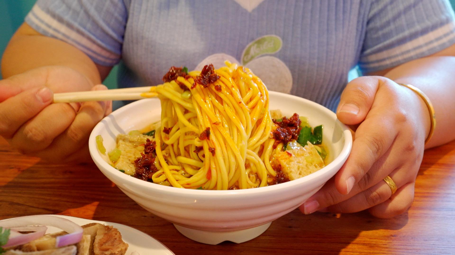 伊犁人的夏天都吃些啥现拉滚辣皮子黄面12块份拌上烤肉吃才香