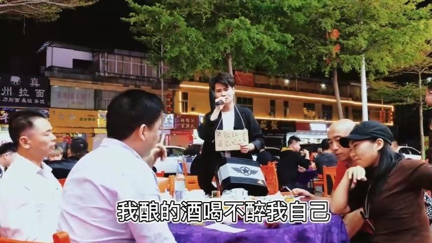 大排档卖唱歌手实力演唱可可托海的牧羊人感动一桌人