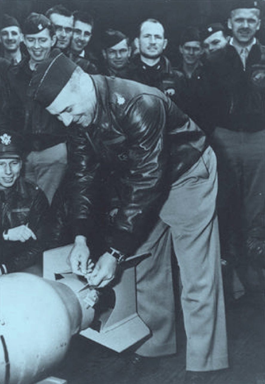 任务公布后,杜立特在 5 枚炸弹的尾翼上系上了日本政府当年授予美军