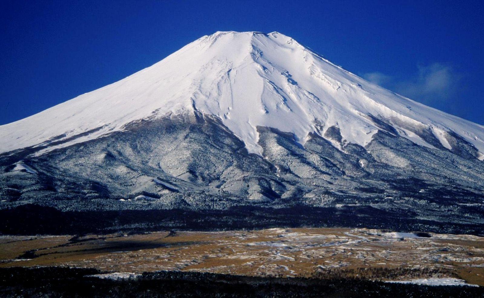 远看日本富士山雪景唯美图片 – 有意思吧