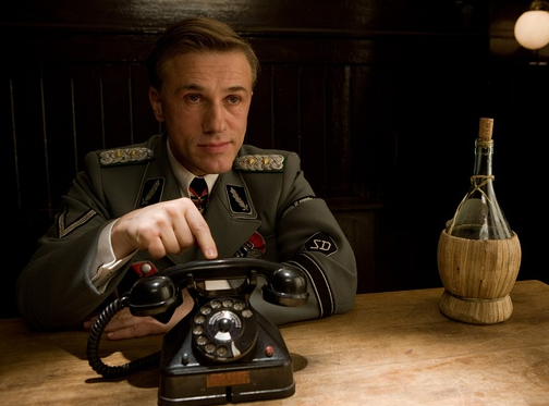 更大的人物出席在首映礼上,于是,负责安保工作的汉斯兰达上校格外谨细