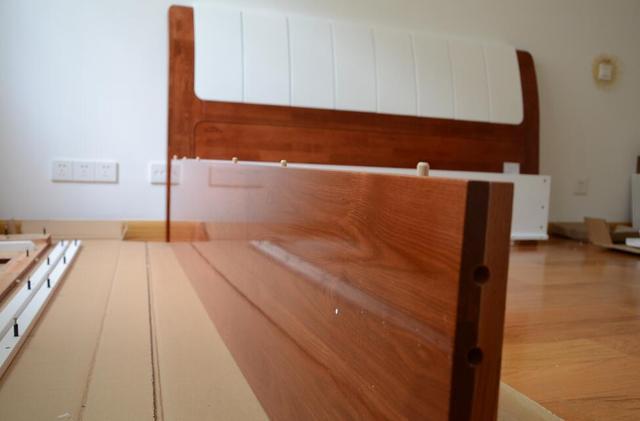 的柜体;脚架与地板之间通常采用木螺钉连接,木螺钉有望板处向上拧入